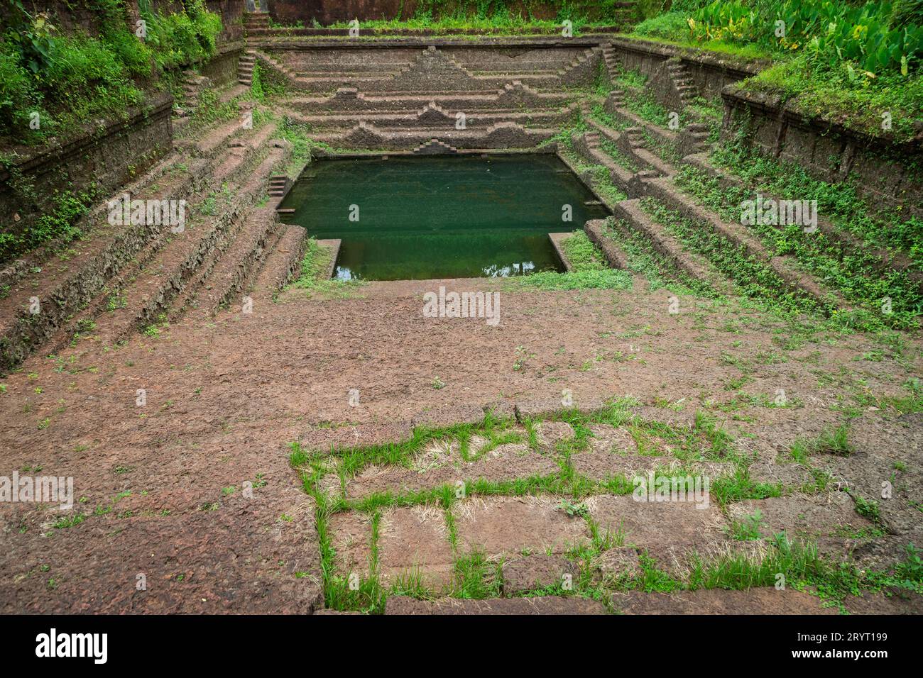 Riesiger Tempelteich mit vielen Stufen. Stockfoto