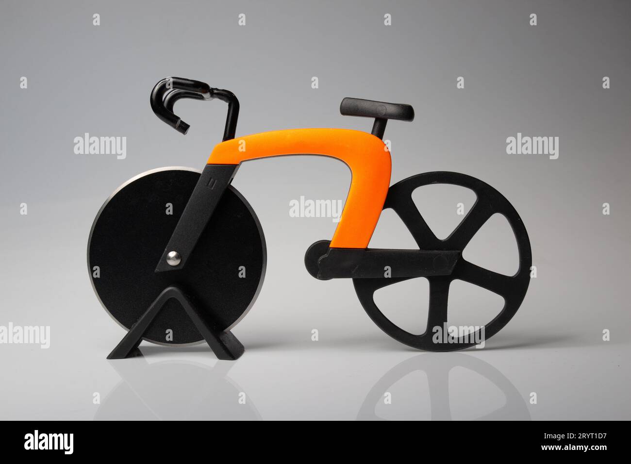 Fahrradmodell, das als Pizzaschneider verwendet wird, orangefarbenes Fahrrad mit schwarzen Rädern, isoliert auf weißem Hintergrund Stockfoto