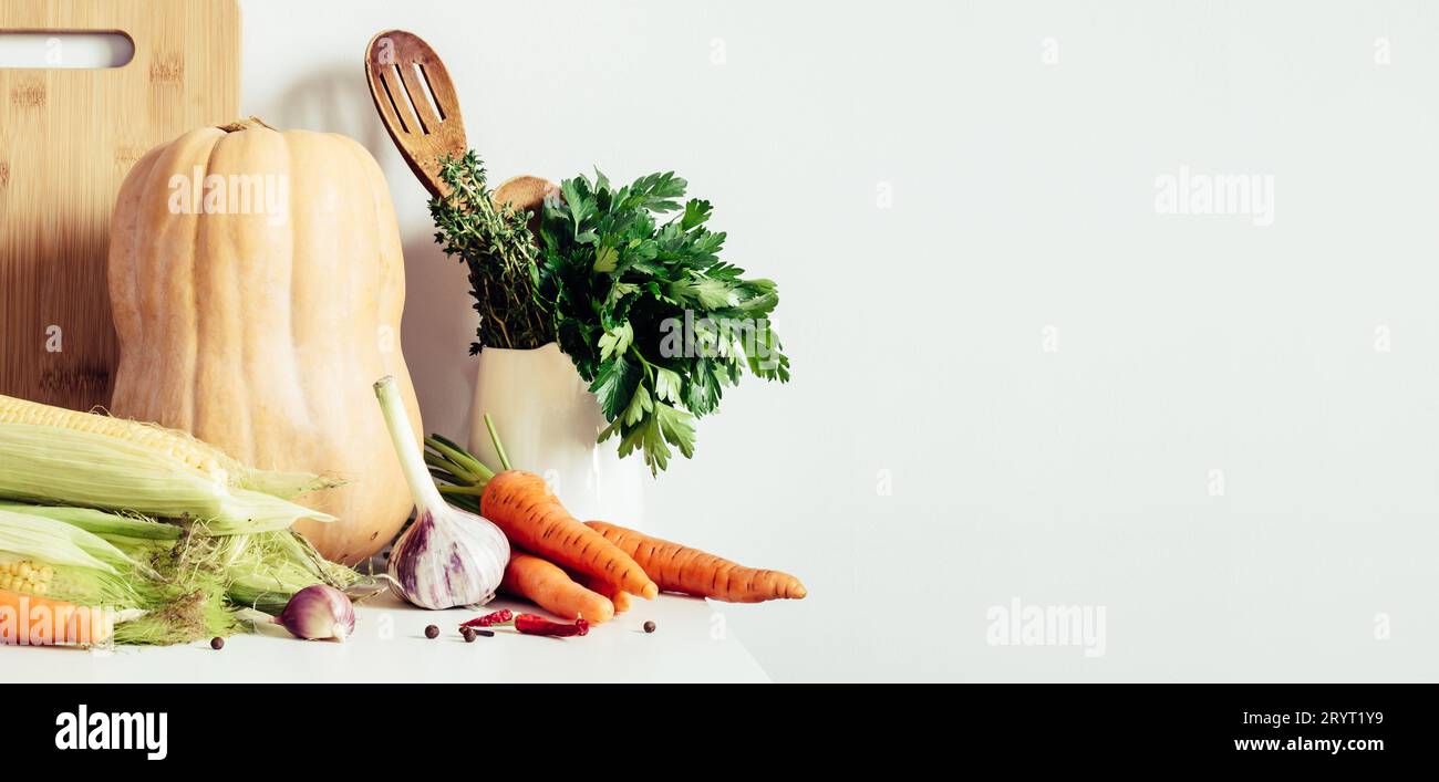 Herbst saisonales Gemüse und Küchenutensilien auf Tischwand Hintergrund. Thanksgiving-Food-Konzept Stockfoto