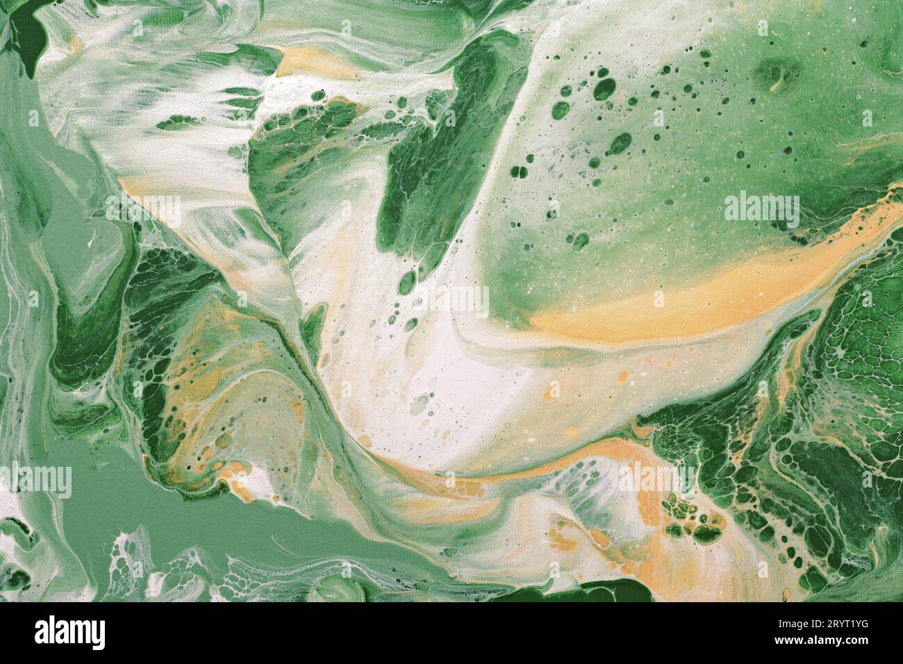 Gelbe, grüne und weiße Farbwirbel bilden die Silhouette einer fliegenden Frau. Farbfluss auf Leinwand. Abstrakter Hintergrund oder Textur Stockfoto