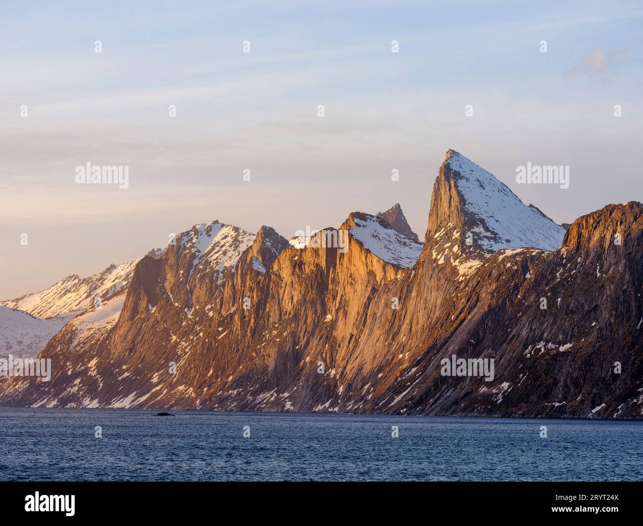 Landschaft in Mefjorden, den berühmten Gipfeln des Mt. Segla und Mt. Hesten. Die Insel Senja im Winter im Norden Norwegens. Europa, Norwegen, Senja, Ma Stockfoto