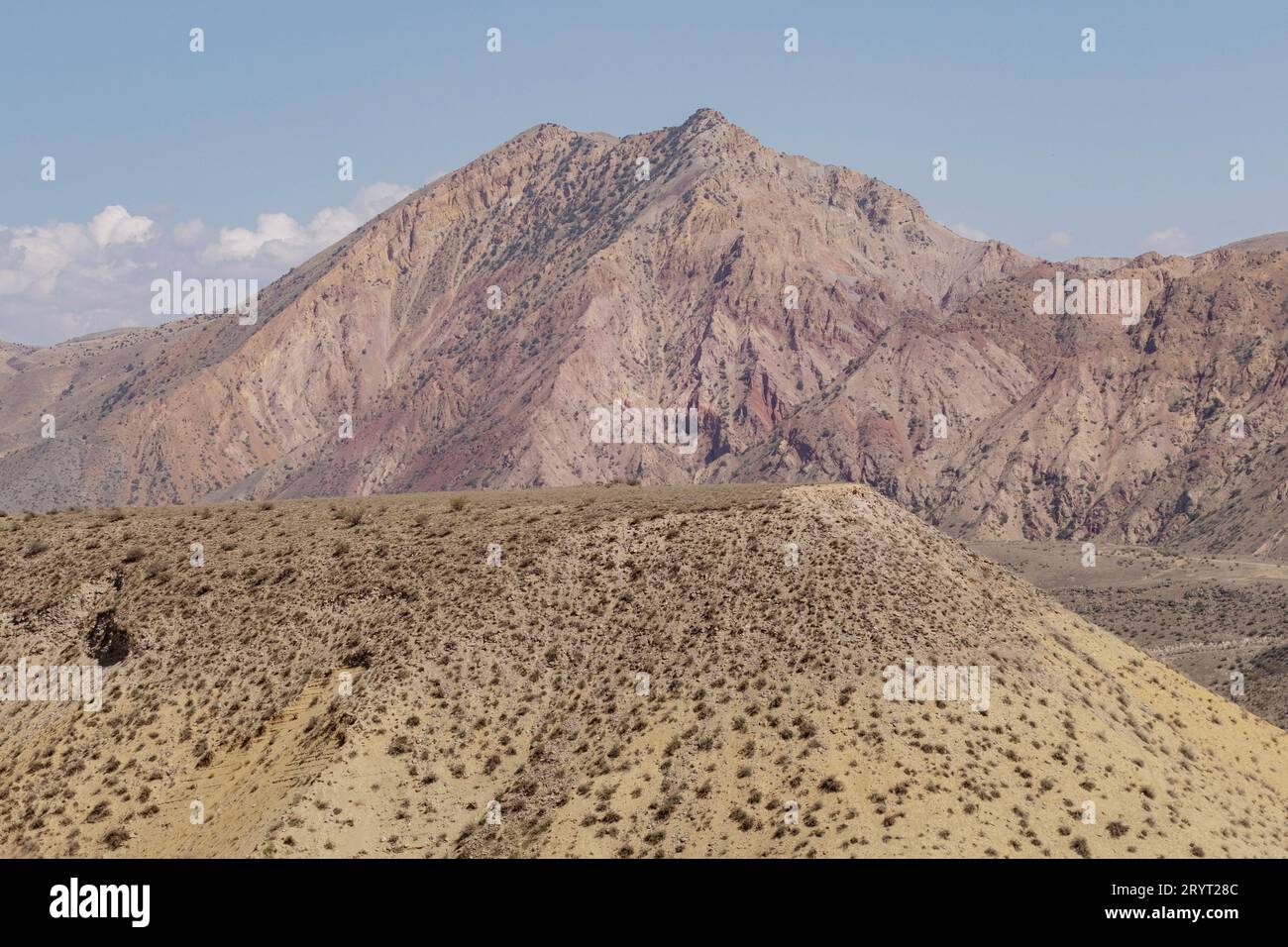 Ein majestätischer Blick auf den Berg Yeranos in Armenien vor einem blauen Himmel Stockfoto