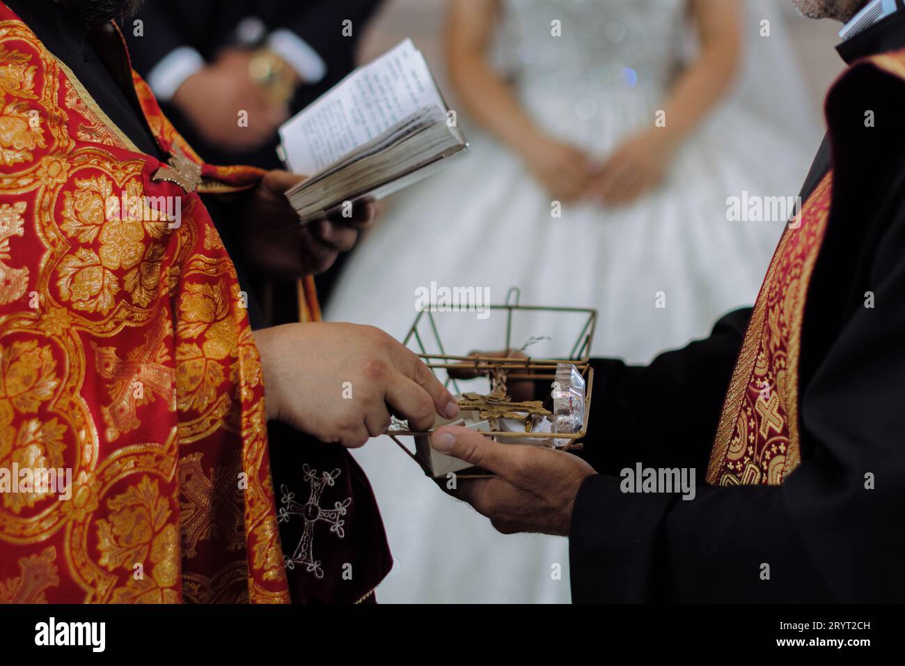 Nahaufnahme einer Hochzeitszeremonie in einer Kirche Stockfoto
