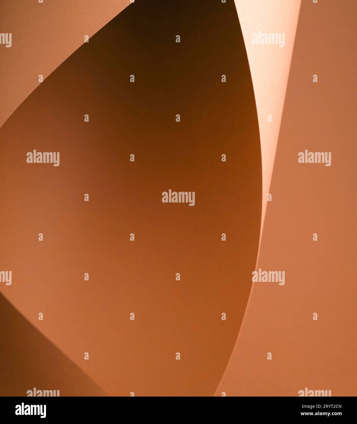 Farbenfroher Hintergrund aus braunem Papier mit Schatten. Abstrakte geometrische Elemente Stockfoto