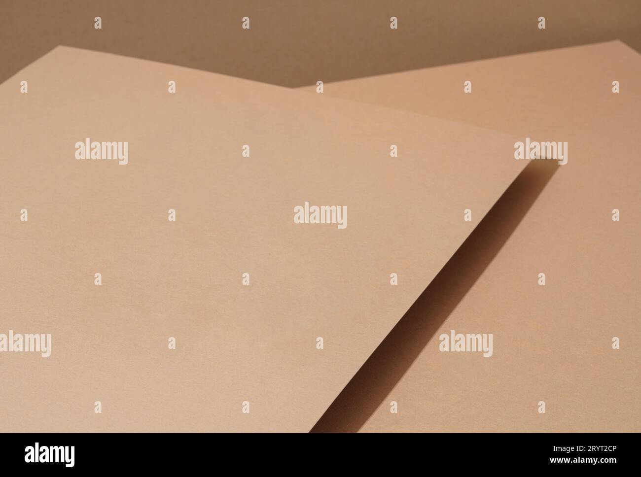 Farbenfroher Hintergrund aus braunem Papier mit Schatten. Abstrakte geometrische Elemente Stockfoto