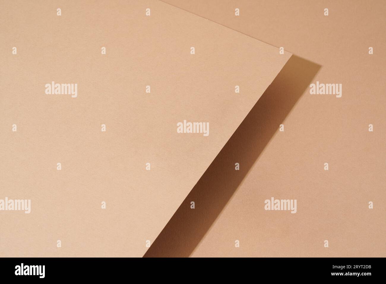 Farbenfroher Hintergrund aus braunem Papier mit Schatten. Abstrakte geometrische Elemente Stockfoto