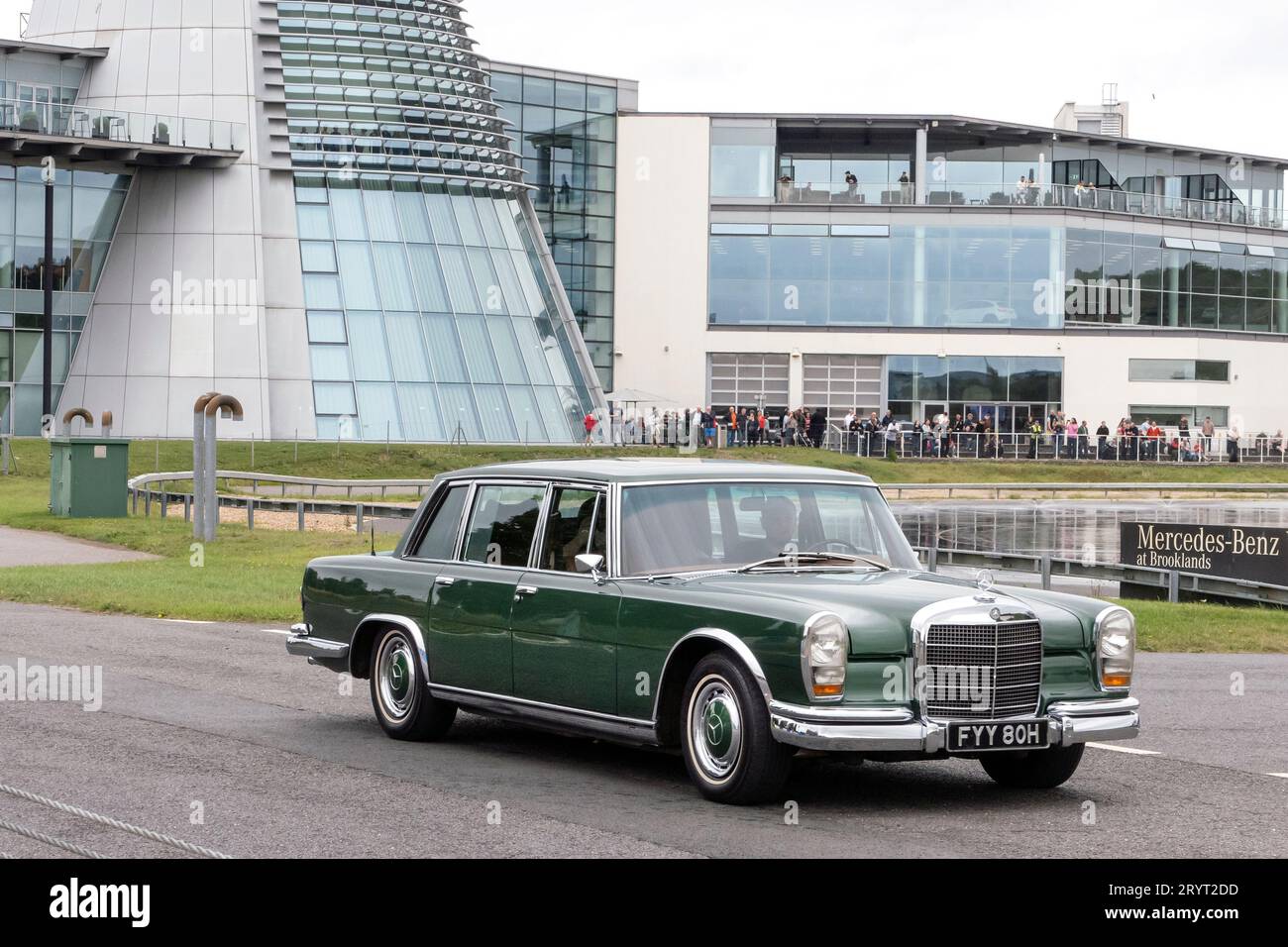 Jeremy Clarksons Mercedes-Benz 600 bei der Mercedes-Benz UK Rallye bei Mercedes-Benz World Brooklands Surrey UK Stockfoto