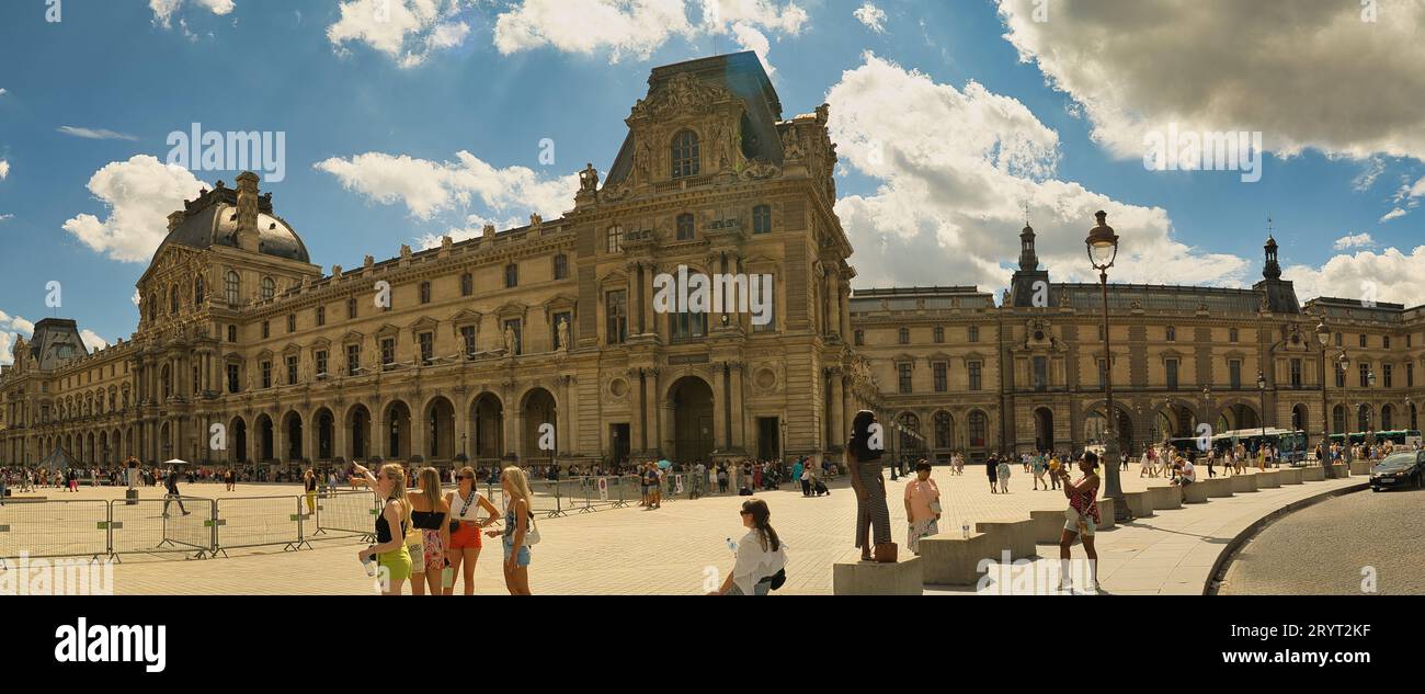 Frankreich, Paris, 20.08.2023, Louvre Museum, ist ein nationales Kunstmuseum, das einige der kanonischen Werke westlicher Kunst beherbergt, darunter die Mona Lisa Stockfoto