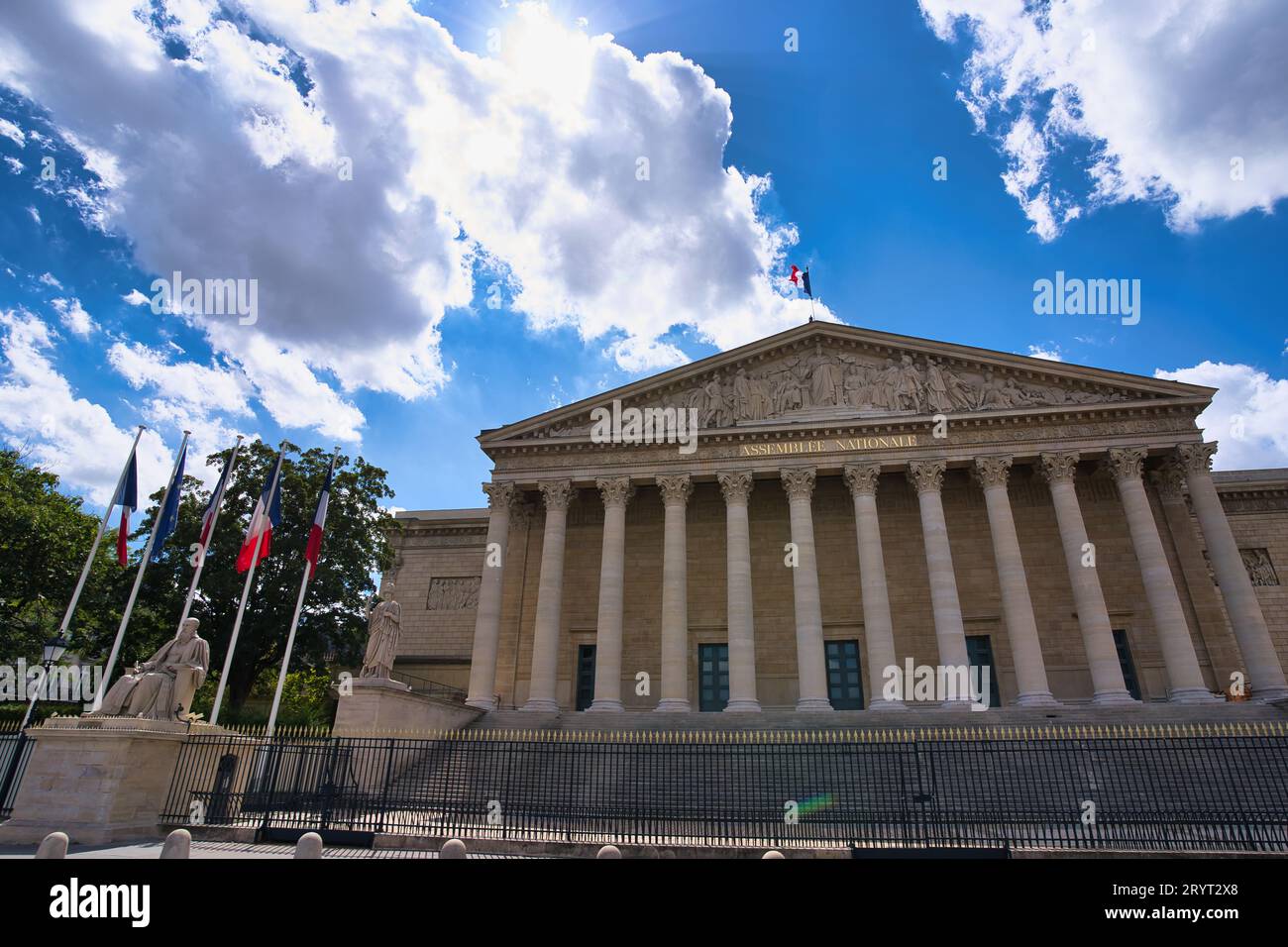 Frankreich, Paris, 20.08.2023, das Palais Bourbon ist der Versammlungsort der Nationalversammlung, der unteren Legislativkammer des französischen Parlaments. Stockfoto