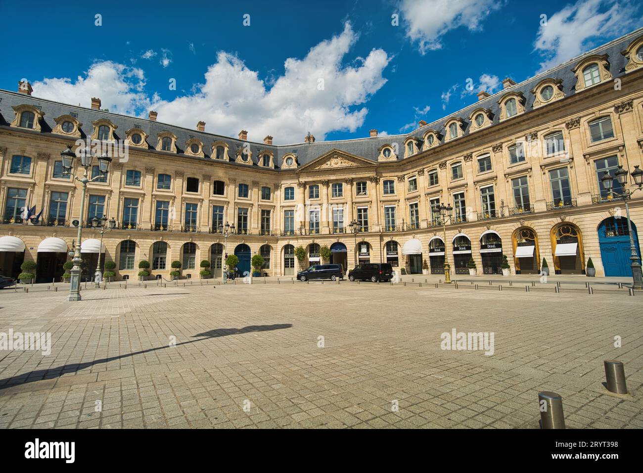 Frankreich, Paris, 20.08.2023, das Ritz Paris ist ein Hotel im Zentrum von Paris mit Blick auf den Place Vendôme im 1. Arrondissement der Stadt. Stockfoto