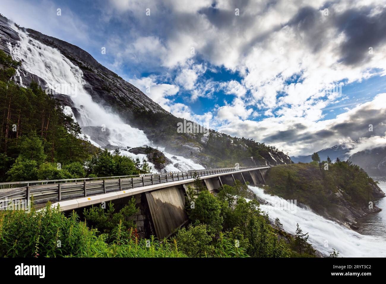 Riesiger Langfossen-Wasserfall Stockfoto