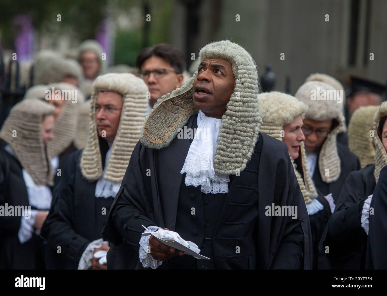 London, England, Großbritannien. Oktober 2023. Angehörige der Rechtsberufe werden gesehen, wie sie Westminster Abbey nach dem jährlichen Judges Service verlassen, der die Eröffnung des Rechtsjahres markiert. (Kreditbild: © Tayfun Salci/ZUMA Press Wire) NUR REDAKTIONELLE VERWENDUNG! Nicht für kommerzielle ZWECKE! Quelle: ZUMA Press, Inc./Alamy Live News Stockfoto