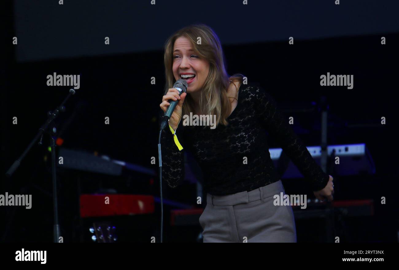 Die Sängerin und Songwriterin Norma auf der NDR Alsterbühne in Hamburg