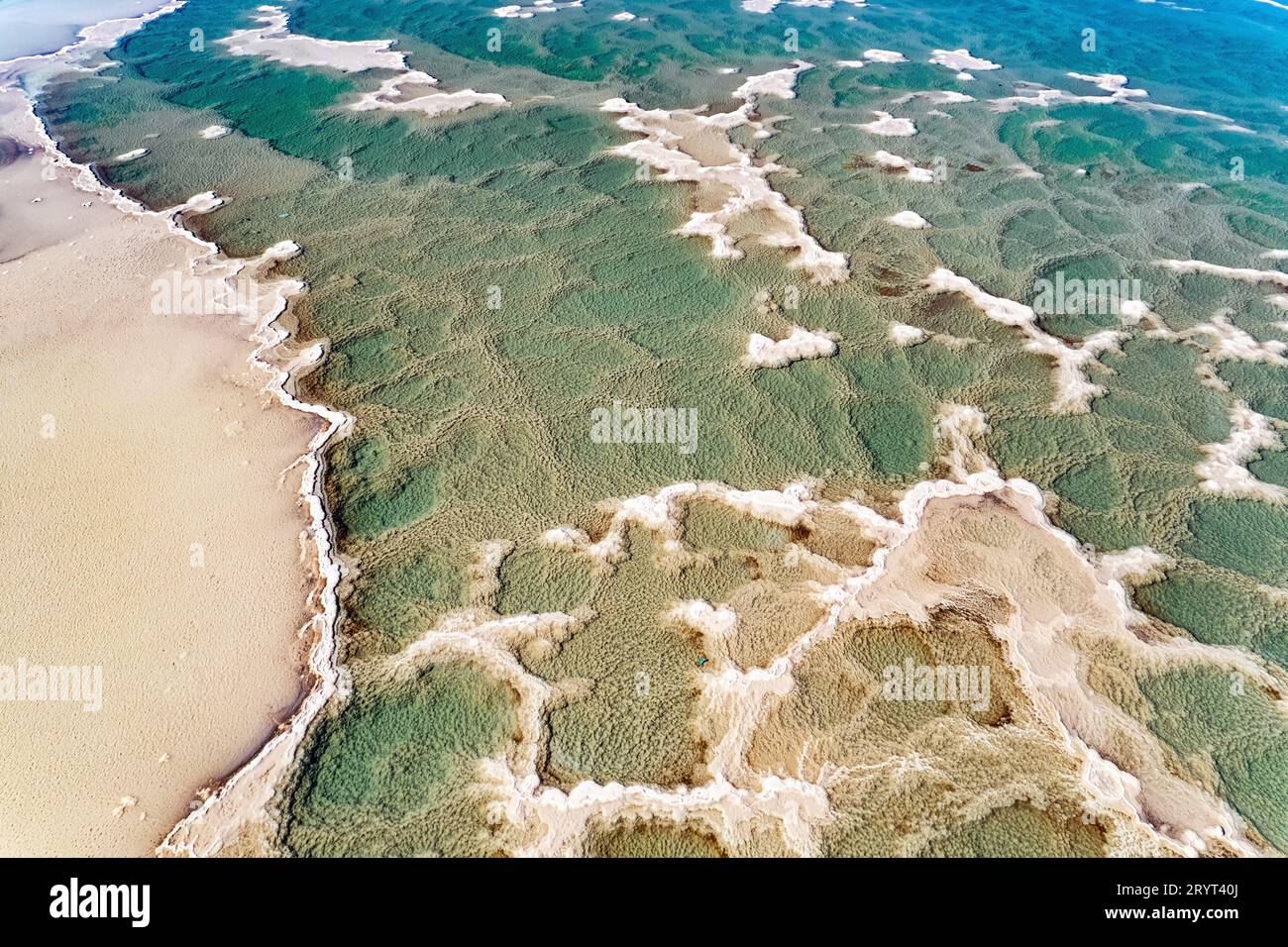 Das Tote Meer fotografiert von einer Drohne Stockfoto
