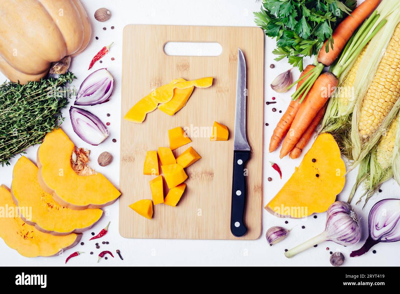 Saisonales Herbstgemüse, Gewürze und Kräuter. Kochen gesunde oder vegetarische Lebensmittel Konzept Stockfoto