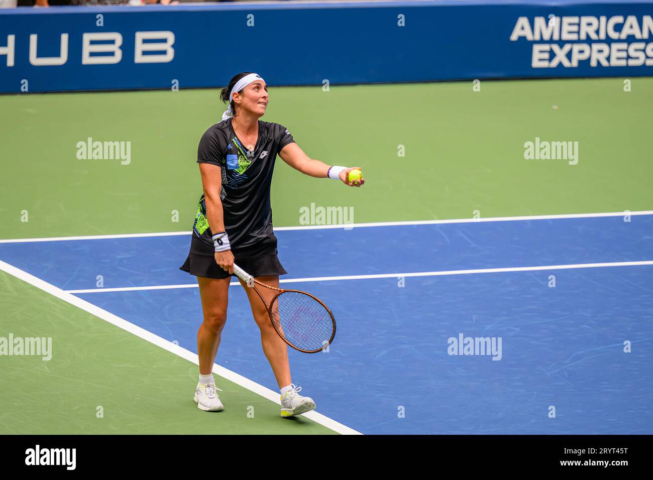 Eine Athletin spielt auf einem Tennisplatz auf Jabeur und spielt Schläger und Ball bei den US Open 2023 Stockfoto