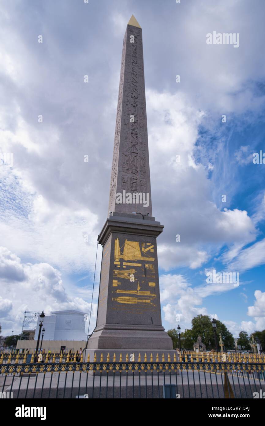 Frankreich, Paris 20.08.2023, die Obelisken Luxor sind ein über 3.000 Jahre altes ägyptisches Obeliskenpaar, das auf beiden Seiten des Portals geschnitzt wurde Stockfoto