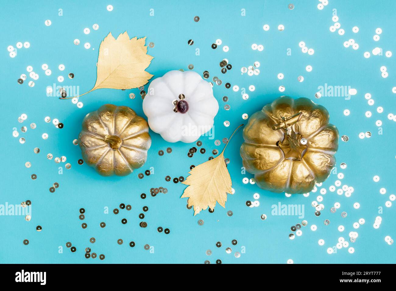 Festliche Trendkomposition aus goldenen Kürbissen und Funkeln. Herbst-, Halloween- oder Thanksgiving-Konzept Stockfoto