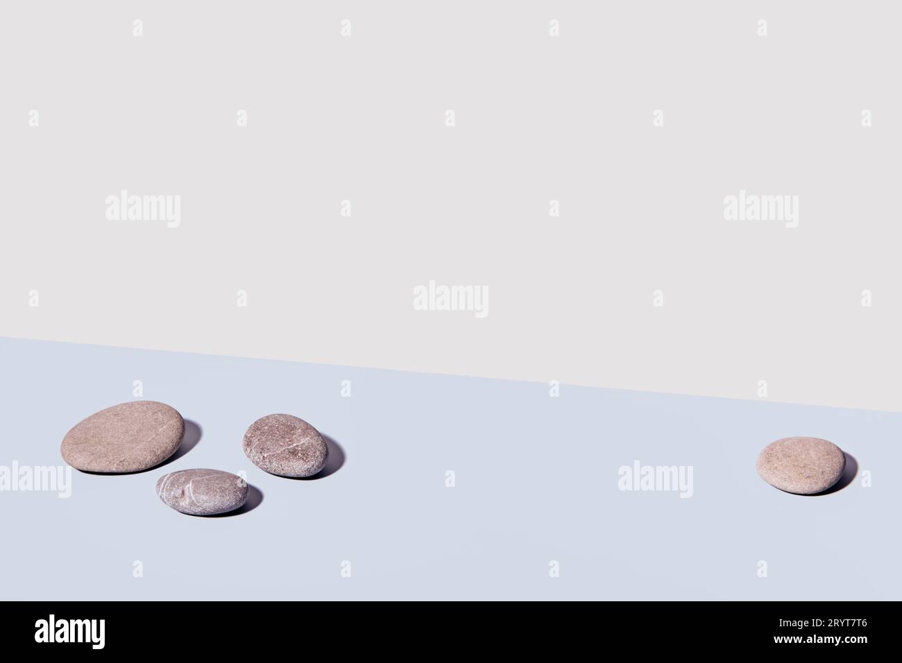 Minimales modernes Produktdisplay. Runde Steine und Schatten. Natur-Ästhetik und Öko-Trends Stockfoto