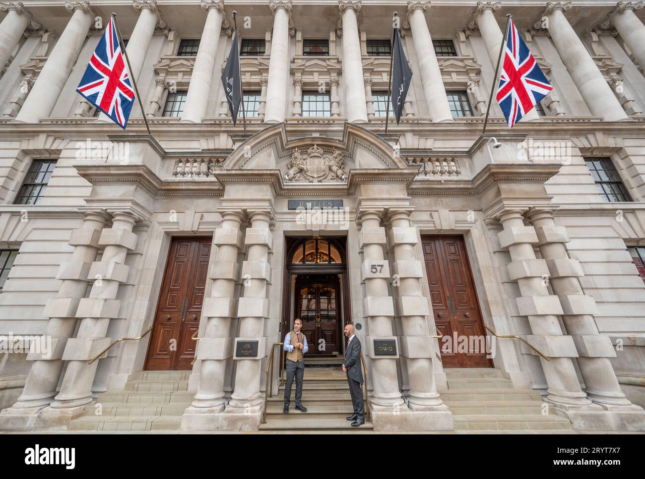 57 Whitehall, London, Großbritannien. Das Raffles London Hotel im OWO (Old war Office) wurde am 29. September nach umfangreichen Renovierungsarbeiten eröffnet. Raffles ist Teil von Accor. Quelle: Malcolm Park/Alamy Live News Stockfoto