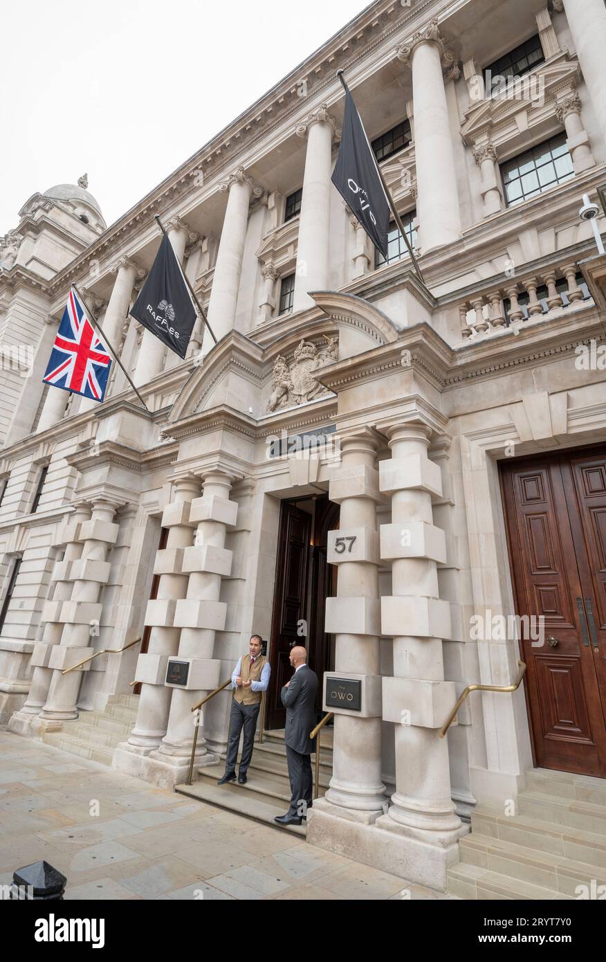 57 Whitehall, London, Großbritannien. Das Raffles London Hotel im OWO (Old war Office) wurde am 29. September nach umfangreichen Renovierungsarbeiten eröffnet. Raffles ist Teil von Accor. Quelle: Malcolm Park/Alamy Live News Stockfoto