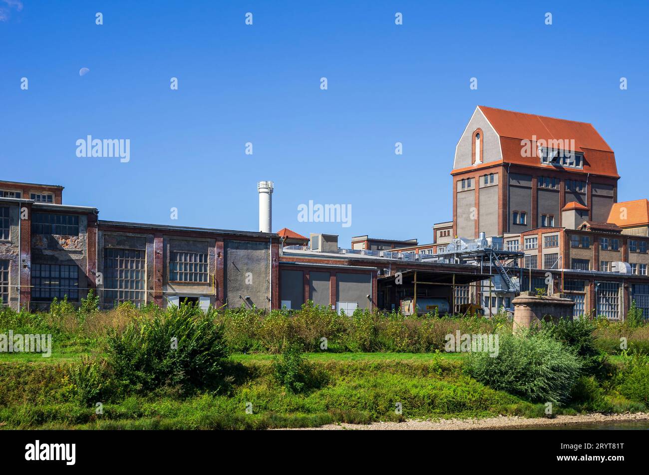 Altes Industriewerk am Elbufer in Heidenau, Sachsen. Stockfoto