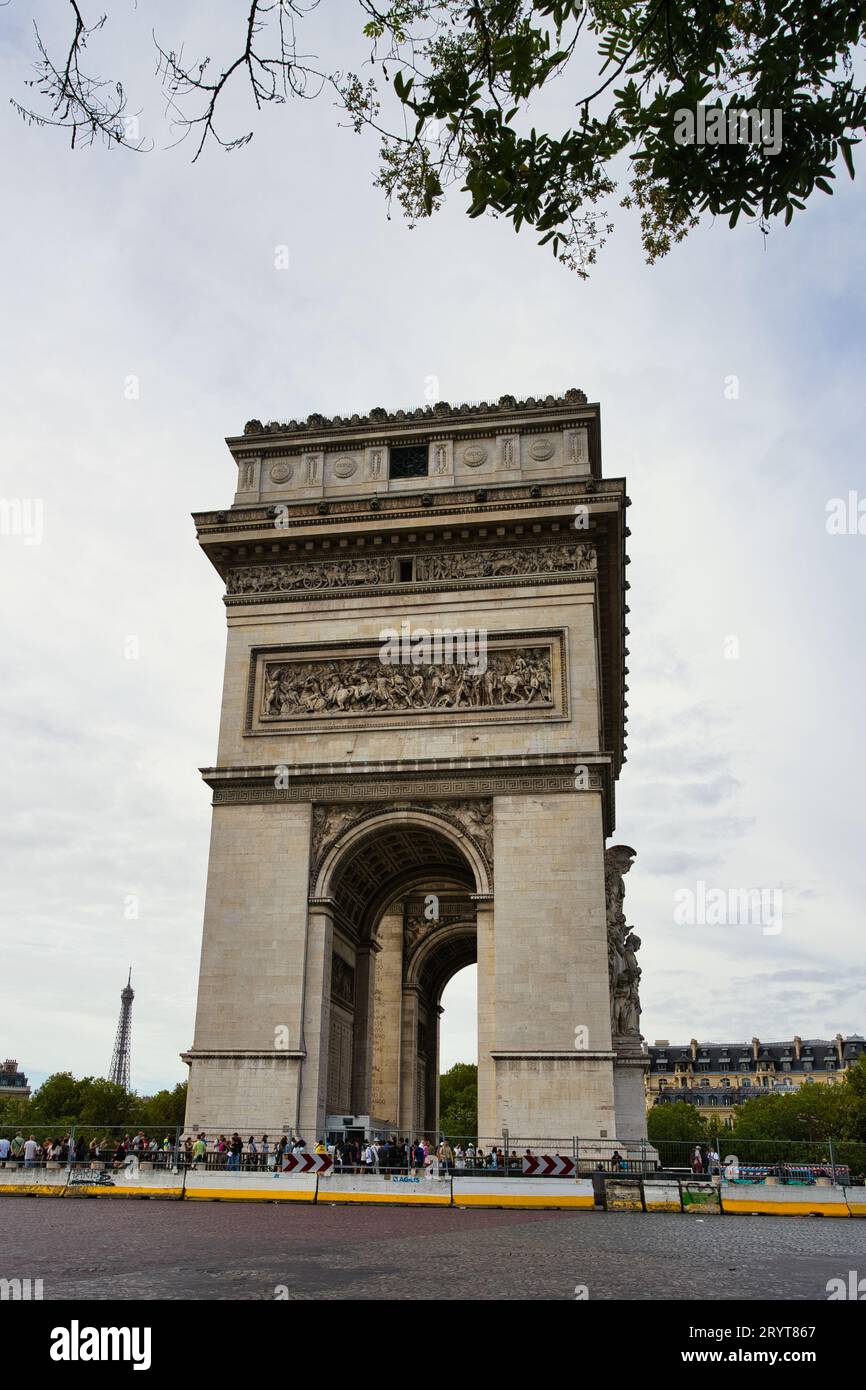 Frankreich, Paris, 20.08.2023 der Arc de Triomphe de l'Etoile, eines der berühmtesten Denkmäler in Paris, Frankreich, steht am westlichen Ende des Champ Stockfoto