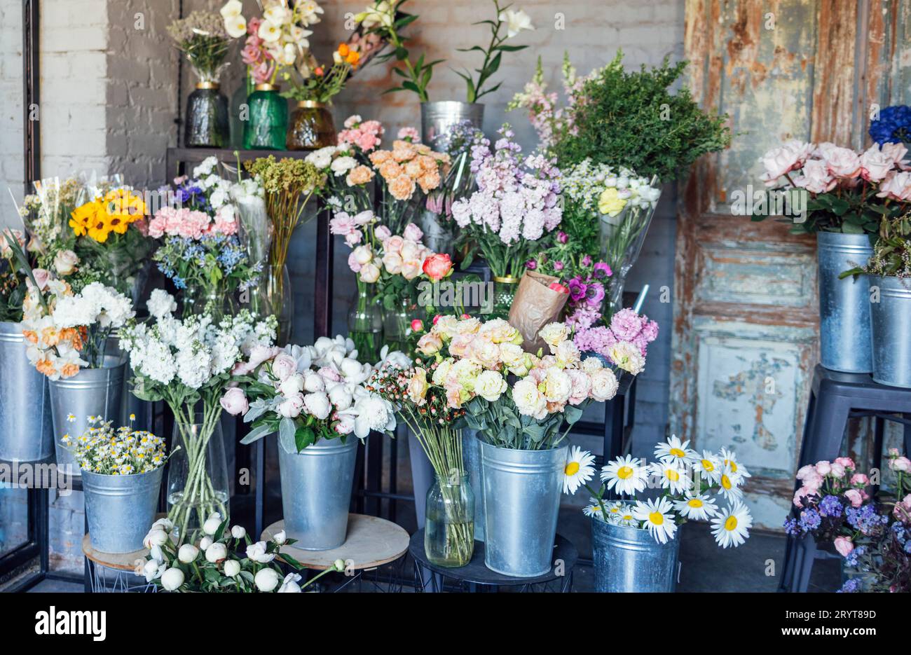 Schaufenster eines Blumengeschäfts mit großem Sortiment im Retro-Stil. Stockfoto