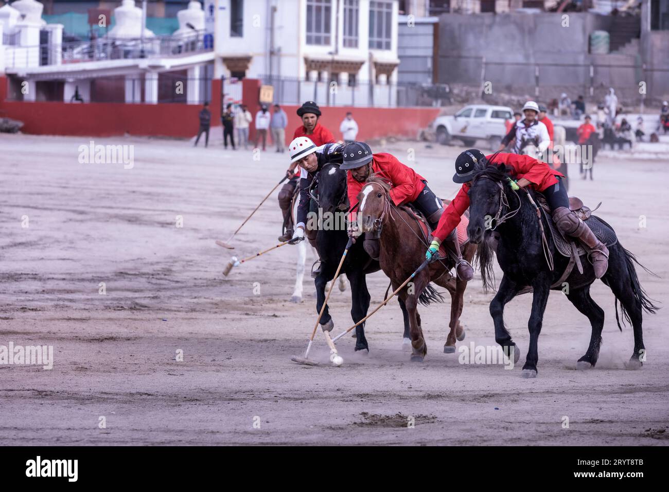 Männer, die an einem Polospiel in Leh, Ladakh, Indien teilnehmen Stockfoto