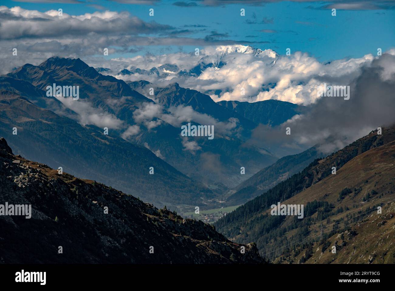 Blick vom Grimselpass, Furka Pass Schweiz Grimselpass Straße mit Blick auf den Mont Blanc und entlang des Rhonetals September 2023. Gletc Stockfoto