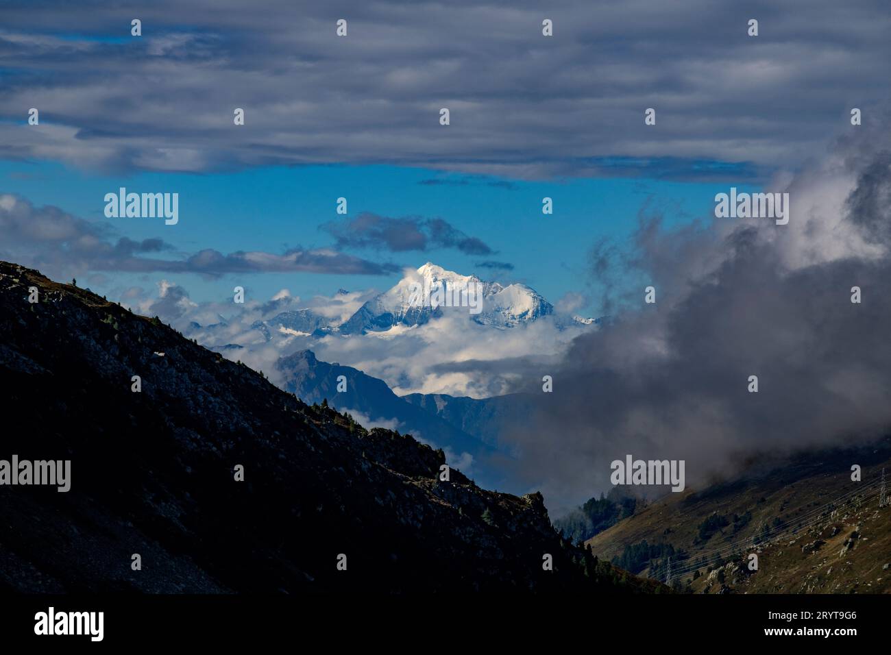 Blick vom Grimselpass, Furka Pass Schweiz Grimselpass Straße mit Blick auf den Mont Blanc und entlang des Rhonetals September 2023. Gletc Stockfoto