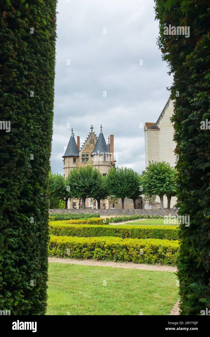 Angers, Frankreich, 2023. Die Châtelet, die den Zugang zu den inneren Stationen durch den Bogen einer Eibenlaube im formellen Garten (vertikal) kontrolliert Stockfoto