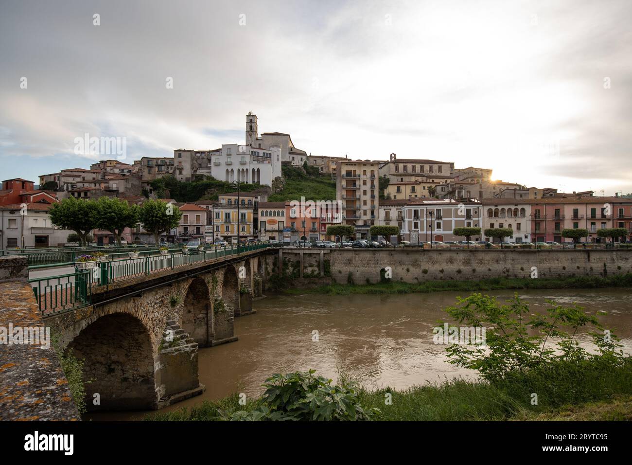 Italienisches Bergdorf, mediterrane Skyline mit alten Häusern von Polla, Kampanien, Italien Stockfoto