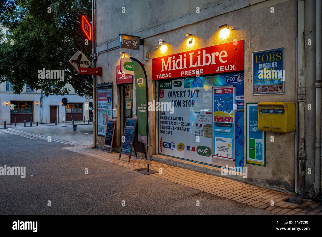 Typisch französisches Tabac in Nimes Frankreich. Tabac Nimes Frankreich. Französische Tabacs verkaufen Tabak, können aber auch ein Café, Buchmacher, Zeitungskiosk und eine Bar sein. Stockfoto