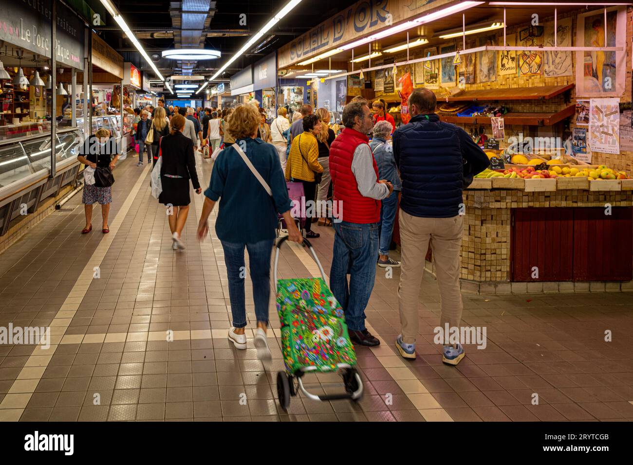 Market Les Halles de Nîmes oder Nimes Markthalle. Die Markthalle Nimes befindet sich im Stadtzentrum und ist hauptsächlich mit frischen Produkten bestückt. Stockfoto