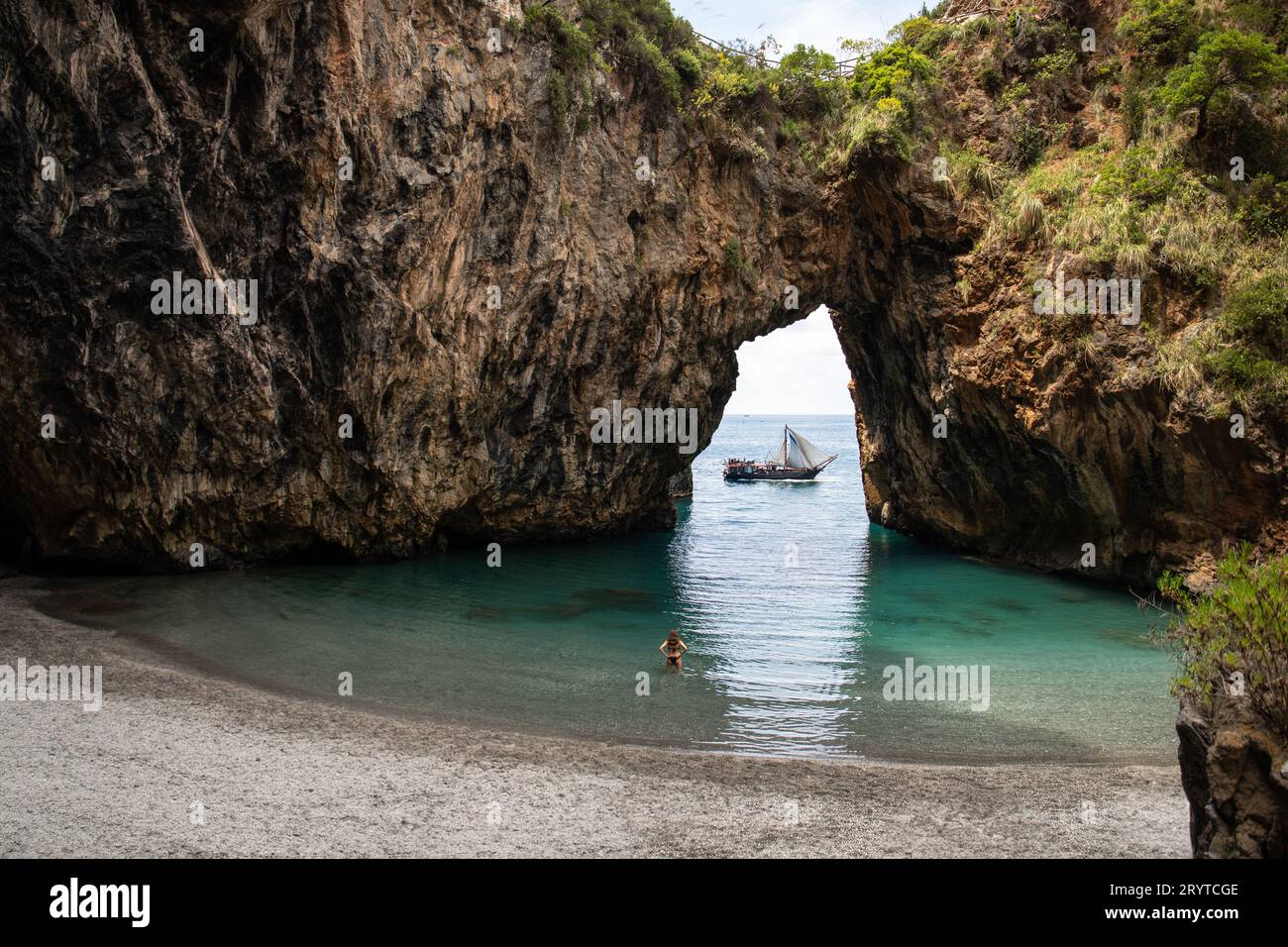 Wunderschöner versteckter Strand. Die Saraceno-Grotte liegt am Meer in Salerno, Kampanien, Salerno, Italien Stockfoto