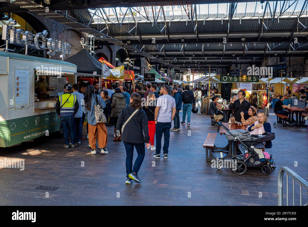 Canopy Market Granary Square Kings Cross London. In einer restaurierten historischen Markthalle, Artisinal Street Food and Crafts Market. Stockfoto