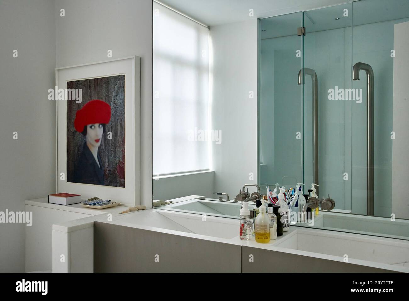 Minimalistisches weißes Badezimmer, Doppeldusche im Spiegel. End House, Kensington, Großbritannien. Architekt: Fiona Cowan, 2010. Stockfoto