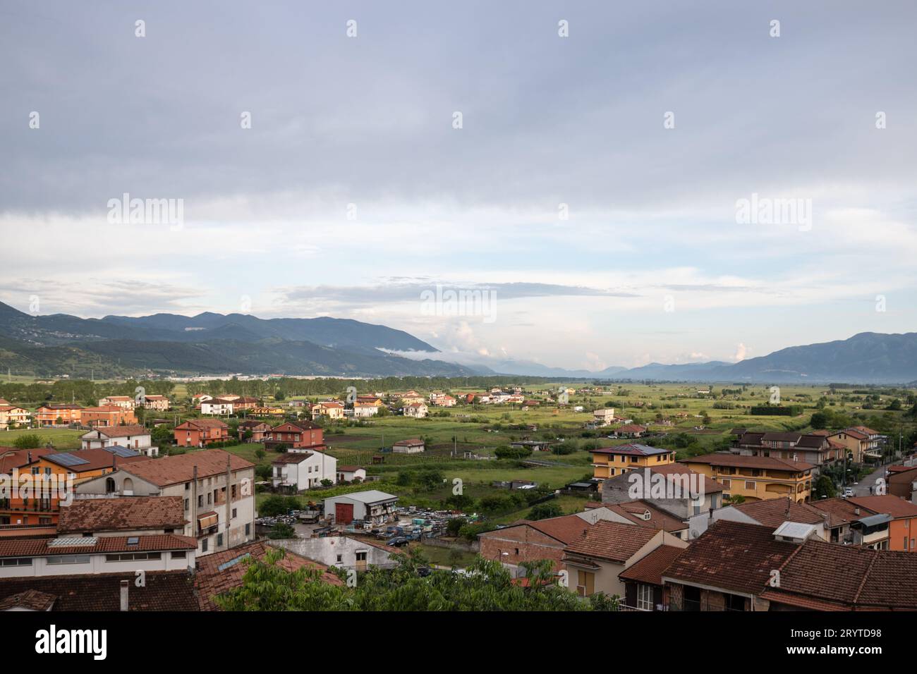 Italienisches Dorf auf einem Hügel, atemberaubende Aussicht auf die Landschaft von Polla, Salerno, Kampanien, Italien Stockfoto