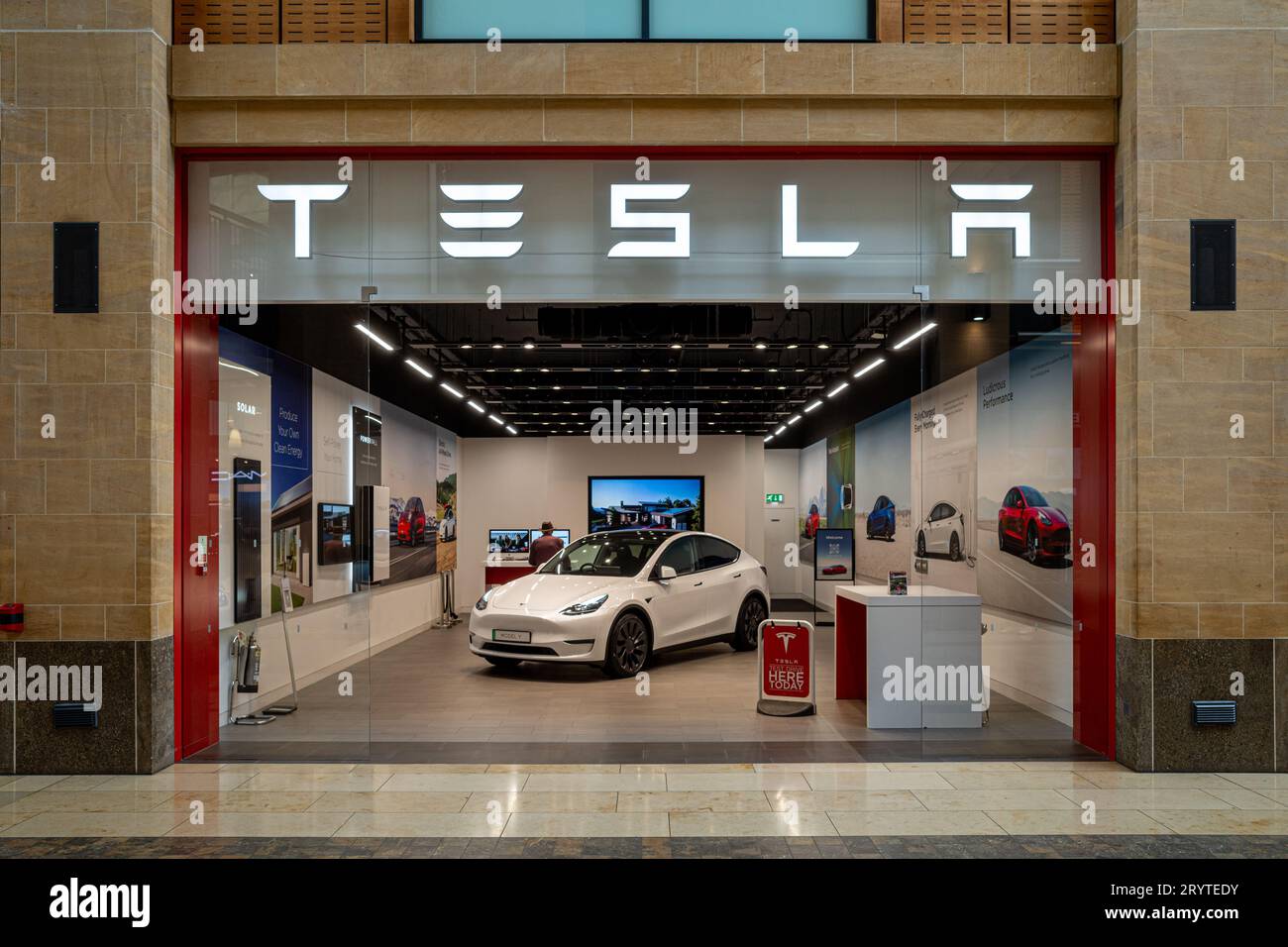 Tesla Showroom UK – Tesla Car Sales Centre in einem Einkaufszentrum in Großbritannien Stockfoto