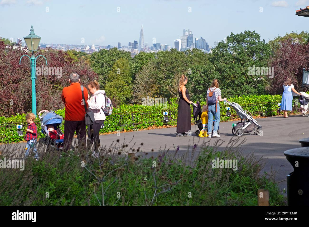 Menschen Mütter mit Kinderwagen Kinder Spaziergänge in Horniman Museum Gardens Herbst Bandstand Terrace alte Eiche London England Großbritannien KATHY DEWITT Stockfoto