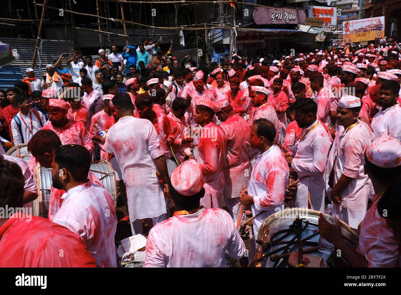 Pune, Indien - 29. September 2023, Ganesh Immersion Prozession, Dhol tasha pathak spielt traditionellen Dhol auf den Straßen von pune in Ganesh Festival. Stockfoto