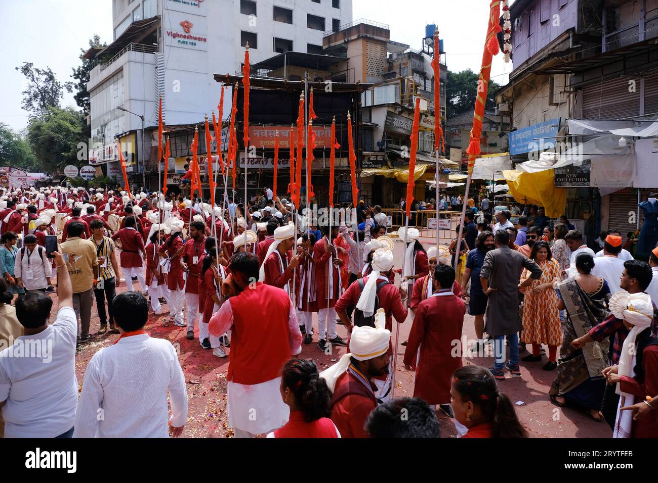 Pune, Indien - 29. September 2023, Ganesh Immersion Prozession, Dhol tasha pathak spielt traditionelle Dhol auf den Straßen von pune. Stockfoto
