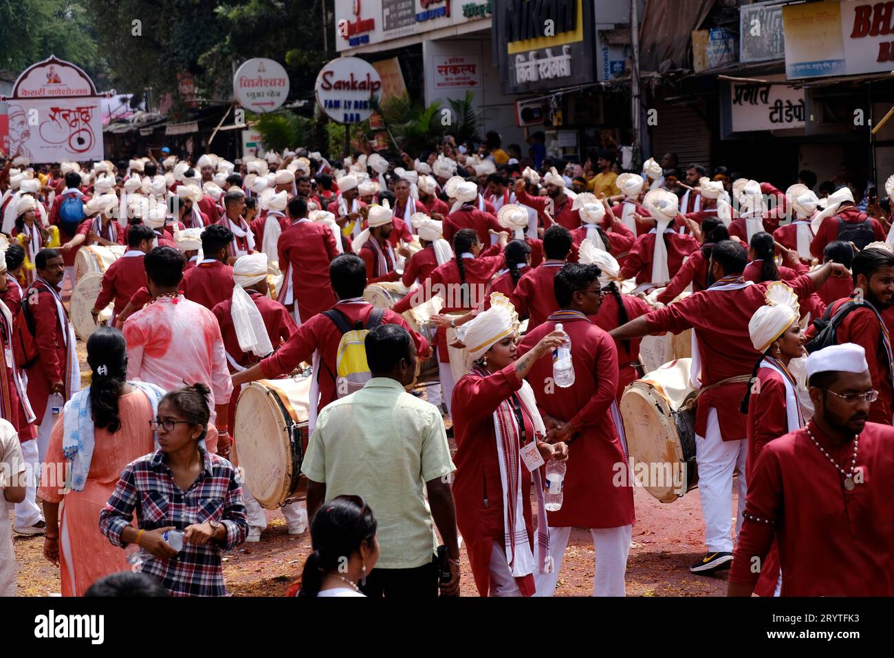 Pune, Indien - 29. September 2023, Ganesh Immersion Prozession, Dhol tasha pathak spielt traditionelle Dhol auf den Straßen von pune. Stockfoto