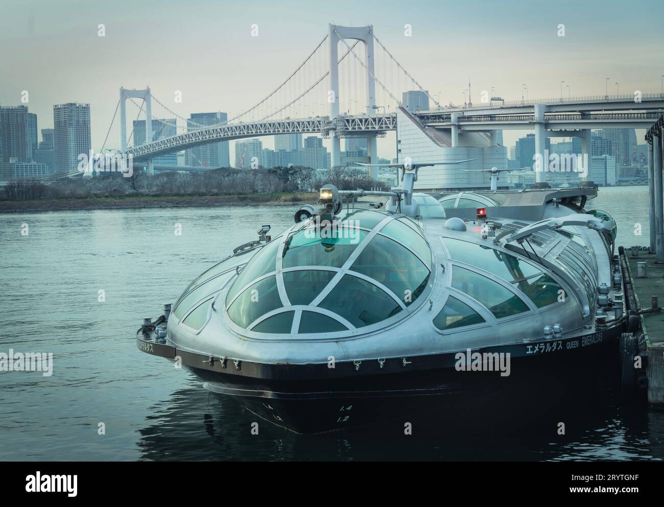 Ein großes U-Boot, das am Ende einer hölzernen Anlegestelle vertäut ist Stockfoto