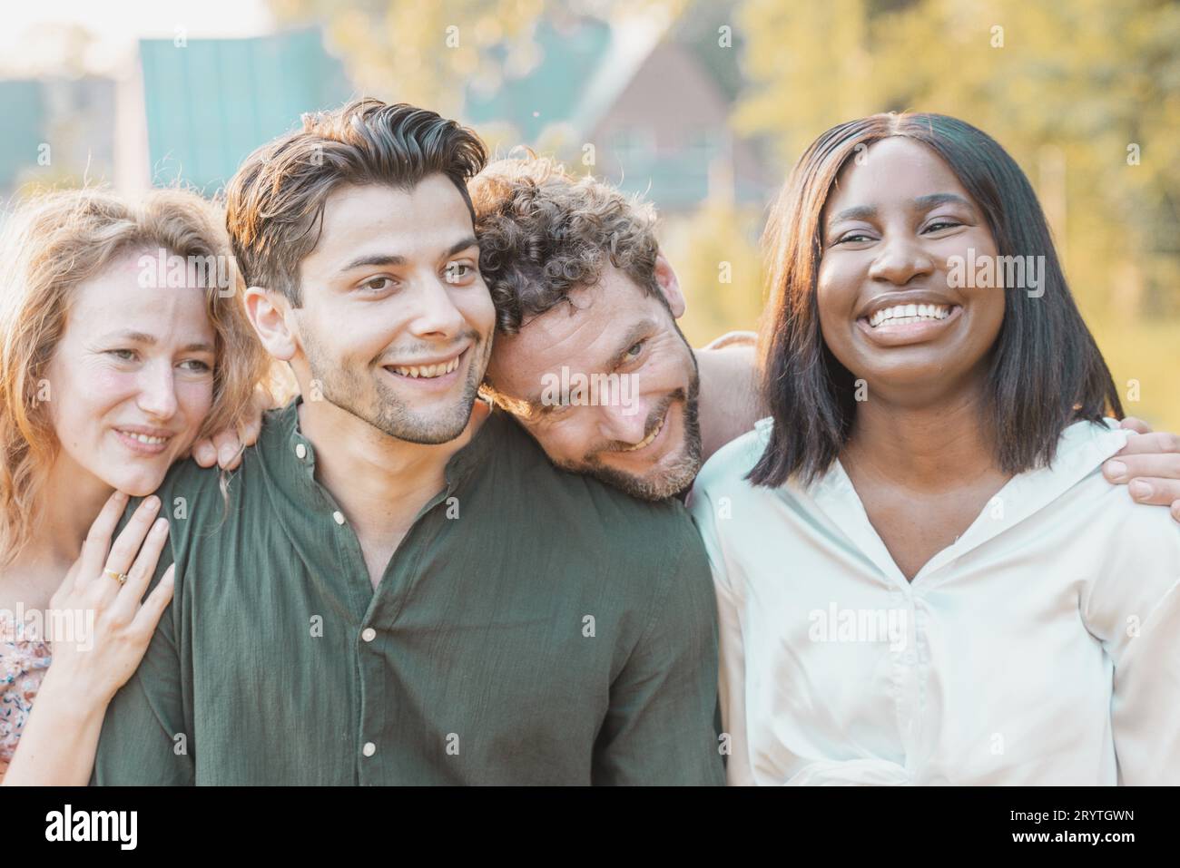 Strahlende Vielfalt: Jugendliche Freundschaft in einem freudigen Selfie, Stockfoto
