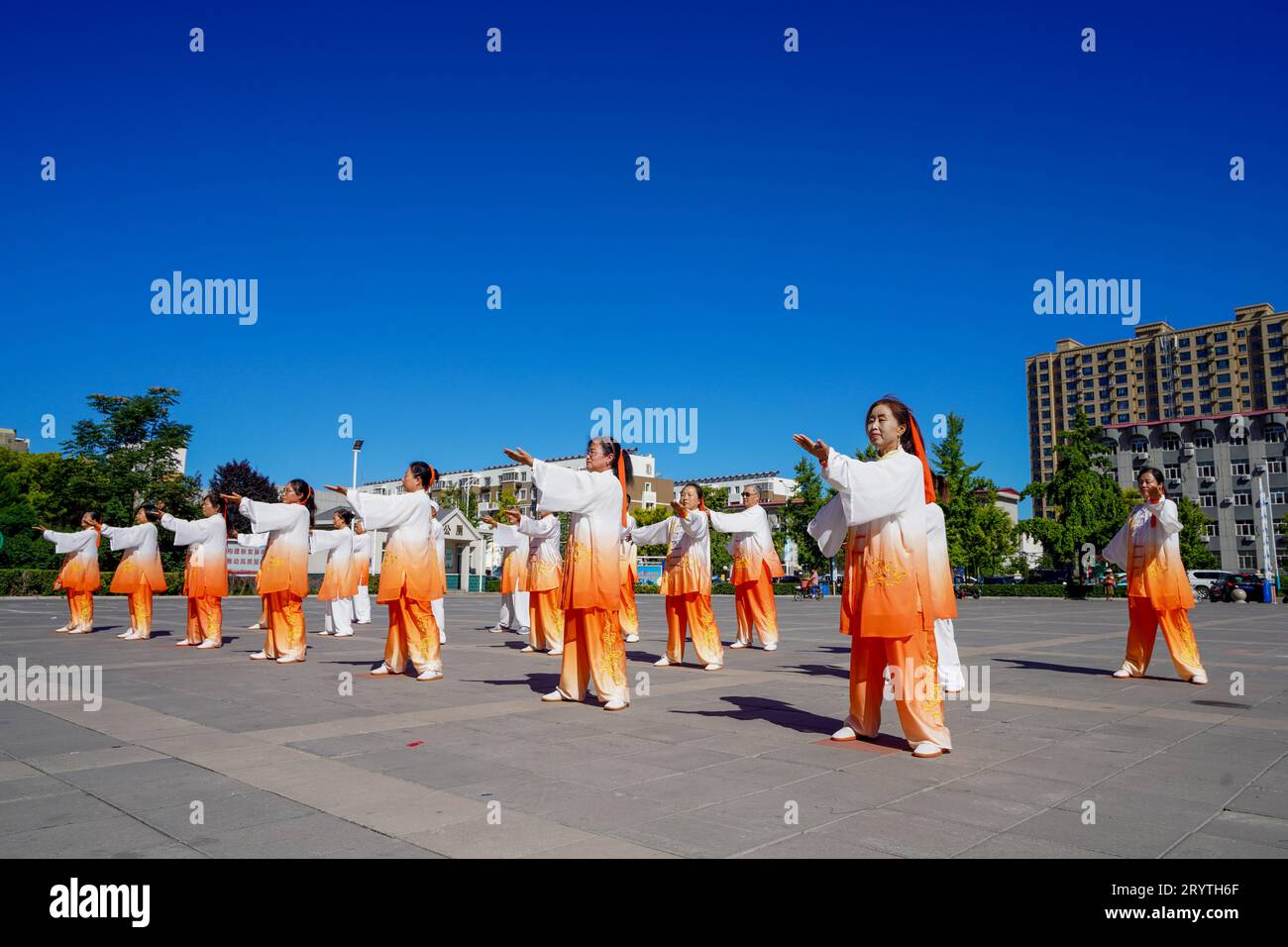 Luannan County, China - 22. August 2023: Qigong-Aufführung wird auf einem Platz aufgeführt. Stockfoto