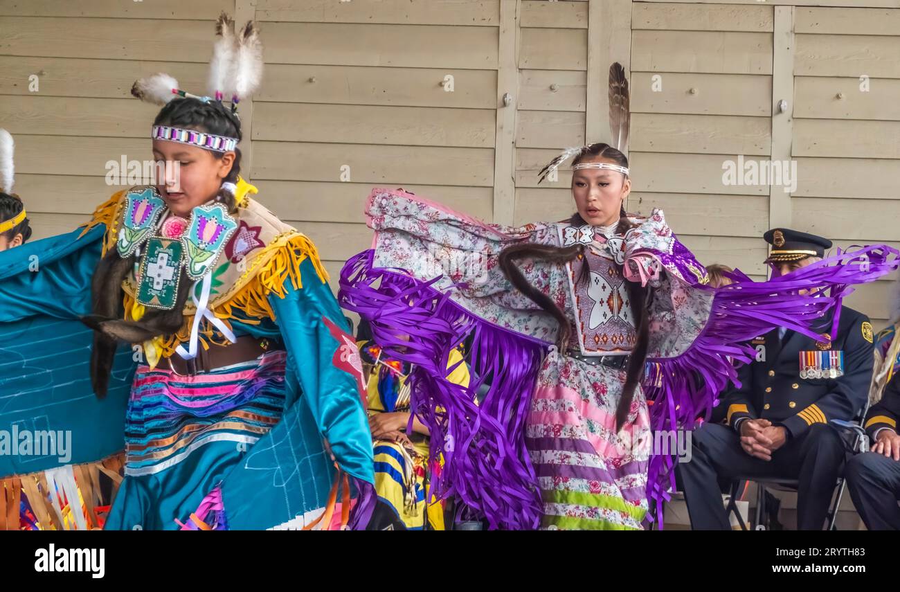 Calgary, Alberta, Kanada. Juni 2023. Ein paar indigene Talente im Teenageralter zeigen sich in bunten traditionellen Tüchern Stockfoto