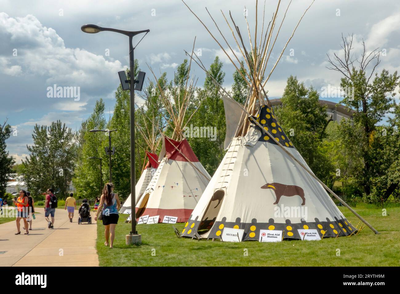 Calgary, Alberta, Kanada. Juni 2023. Ein Tipi oder Tipi, konisches Zelt, das historisch aus Tierhäuten oder Pelzen besteht Stockfoto
