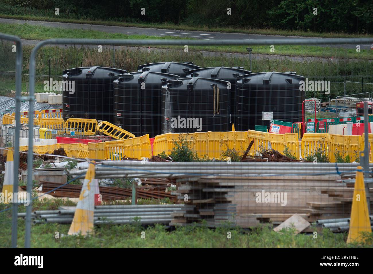 DATEIBILDER. Oktober 2023. Nach Tagen der Spekulation haben Sky News heute von der Konservativen Partei-Konferenz in Manchester berichtet, dass die HS2 Northern Leg von Birmingham Manchester abgesagt werden soll. Little Missenden, Buckinghamshire, Großbritannien. Oktober 2023. Die HS2-Lüftungsschachtbaustelle in Little Missenden, Buckinghamshire. Die beiden Tunnelbohrmaschinen unter den Chilterns sollen nun den Standort Little Missden erreicht haben. In den letzten Tagen gab es viele Spekulationen, dass Premierminister Rishi Sunak die Absage voraussichtlich ankündigen wird Stockfoto